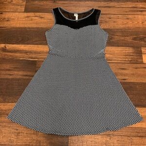 Andrea Missy Textured Dress Fit and Flare Sleeveless Size L Stretch Black White